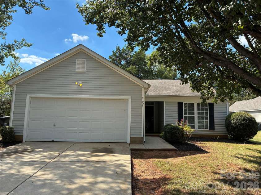 5305 Starflower Drive, Charlotte, NC 28215.  MLS# CAR4431245, YatesRealty ID 54738. 