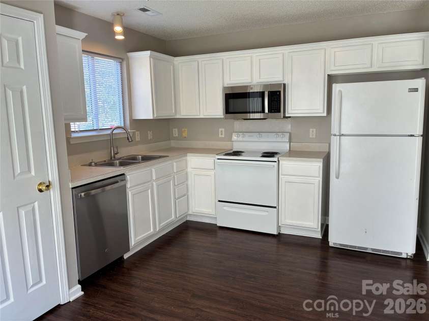 5305 Starflower Drive, Charlotte, NC 28215.  MLS# CAR4431245, YatesRealty ID 54738. 