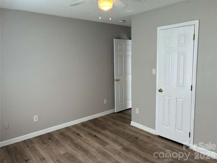 5305 Starflower Drive, Charlotte, NC 28215.  MLS# CAR4431245, YatesRealty ID 54738. 