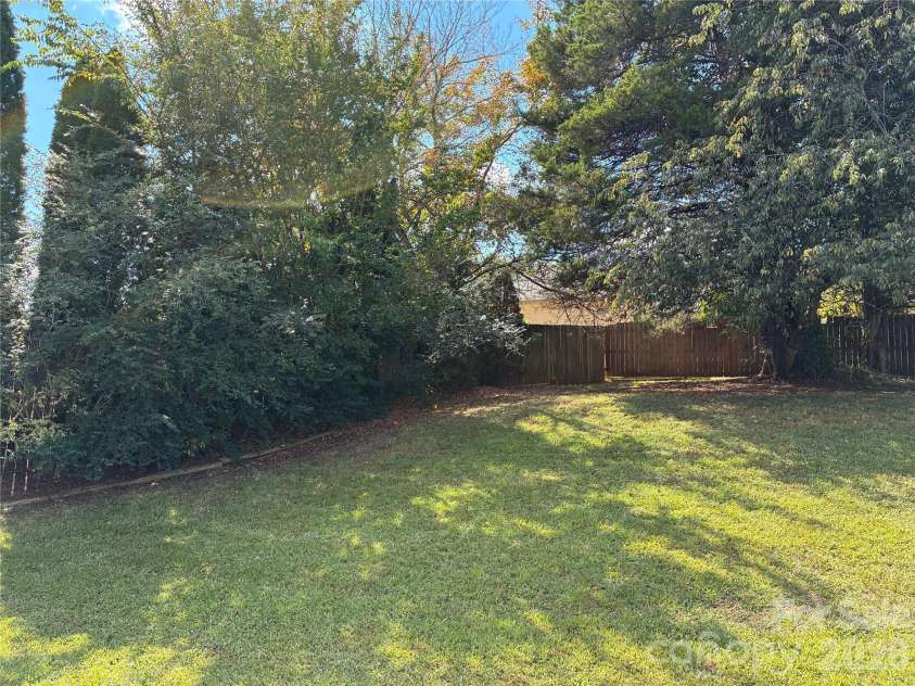 5305 Starflower Drive, Charlotte, NC 28215.  MLS# CAR4431245, YatesRealty ID 54738. 