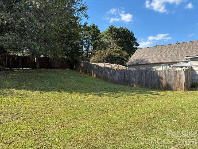 5305 Starflower Drive, Charlotte, NC 28215.  MLS# CAR4431245, YatesRealty ID 54738. 