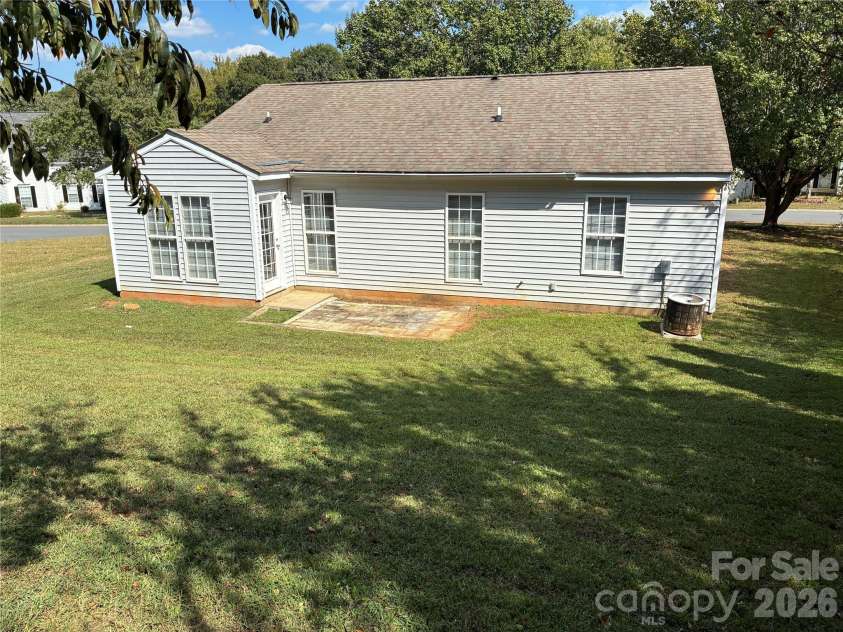 5305 Starflower Drive, Charlotte, NC 28215.  MLS# CAR4431245, YatesRealty ID 54738. 
