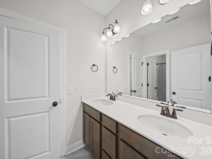 203 Heathbrook Lane, Waxhaw, NC 28173.  MLS# CAR4429780, YatesRealty ID 54740. 2nd Floor jack and jill Full bathroom