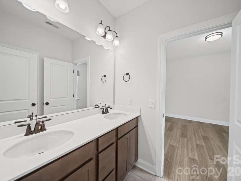 203 Heathbrook Lane, Waxhaw, NC 28173.  MLS# CAR4429780, YatesRealty ID 54740. 2nd Floor jack and jill Full bathroom