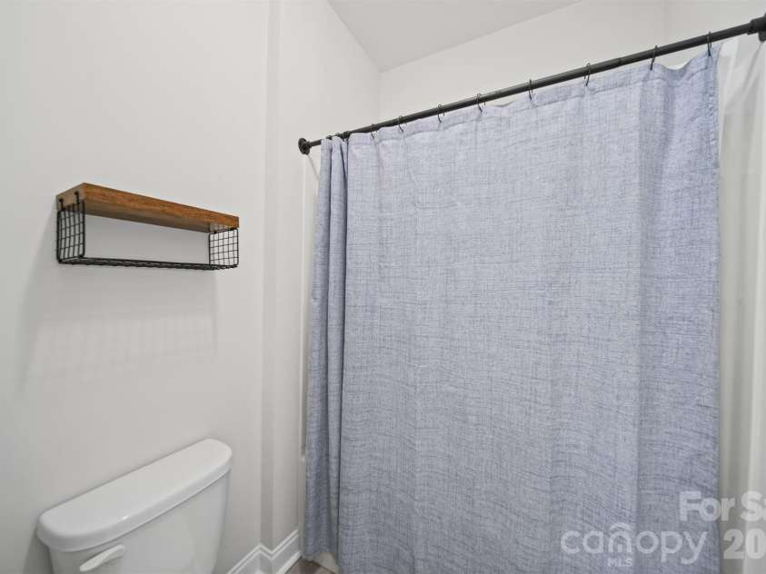 203 Heathbrook Lane, Waxhaw, NC 28173.  MLS# CAR4429780, YatesRealty ID 54740. 2nd Floor jack and jill second  Full bathroom