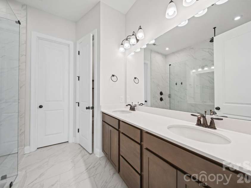 203 Heathbrook Lane, Waxhaw, NC 28173.  MLS# CAR4429780, YatesRealty ID 54740. Primary Full bathroom