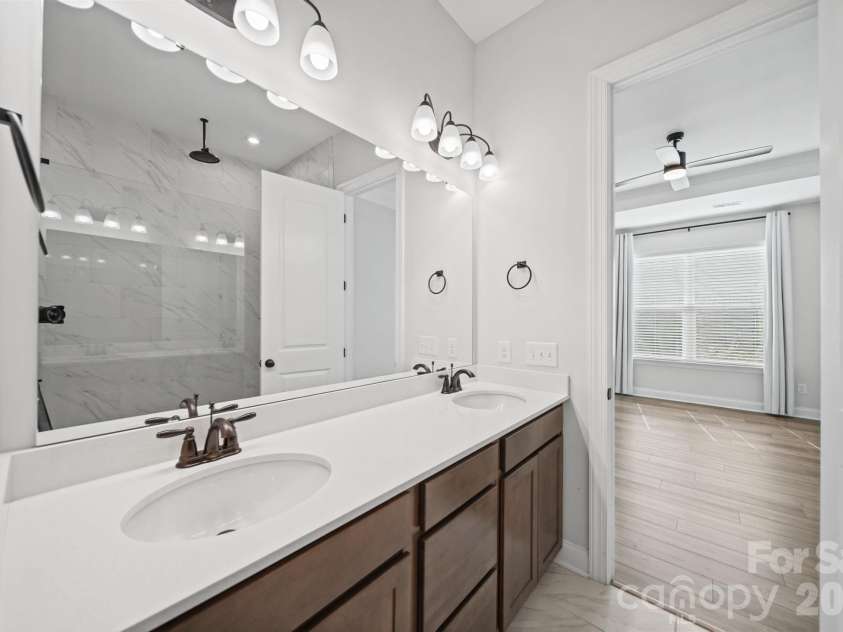203 Heathbrook Lane, Waxhaw, NC 28173.  MLS# CAR4429780, YatesRealty ID 54740. Primary Full bathroom