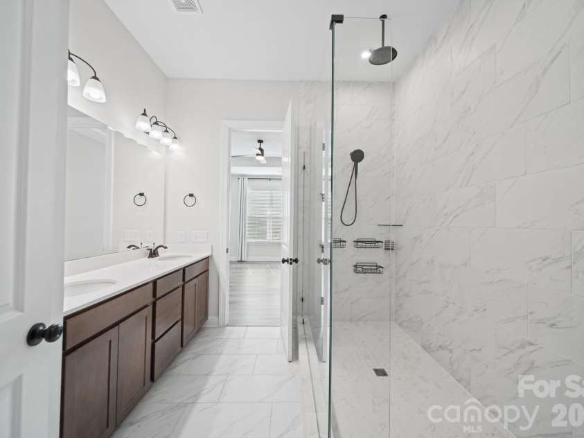 203 Heathbrook Lane, Waxhaw, NC 28173.  MLS# CAR4429780, YatesRealty ID 54740. Primary Full bathroom