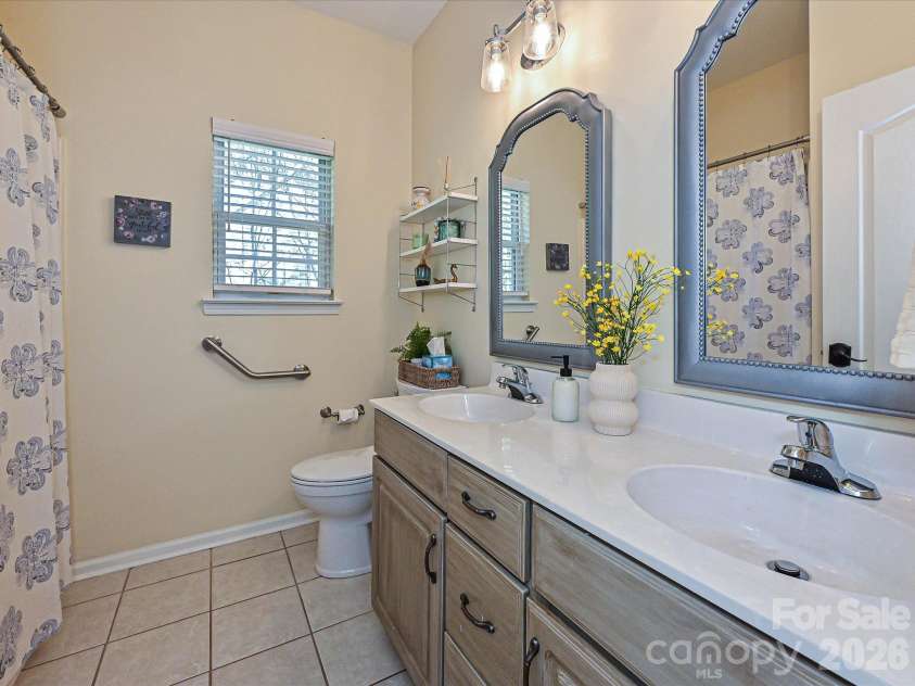132 Gray Cliff Drive, Mooresville, NC 28117.  MLS# CAR4430883, YatesRealty ID 54741. Hall Bath