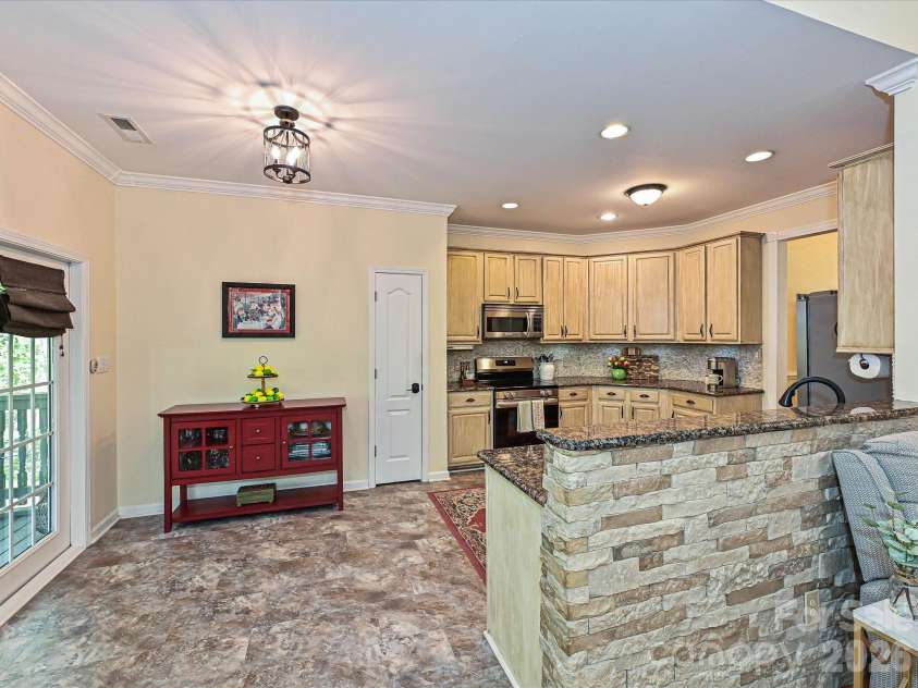 132 Gray Cliff Drive, Mooresville, NC 28117.  MLS# CAR4430883, YatesRealty ID 54741. Kitchen