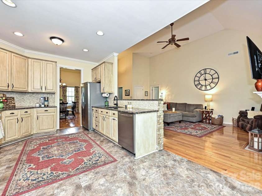 132 Gray Cliff Drive, Mooresville, NC 28117.  MLS# CAR4430883, YatesRealty ID 54741. Kitchen
