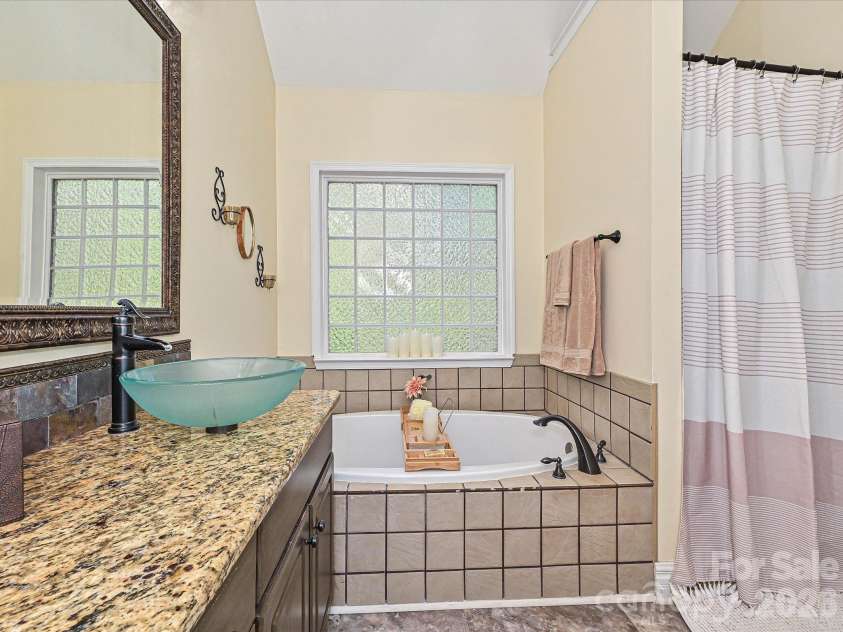 132 Gray Cliff Drive, Mooresville, NC 28117.  MLS# CAR4430883, YatesRealty ID 54741. Primary Bathroom