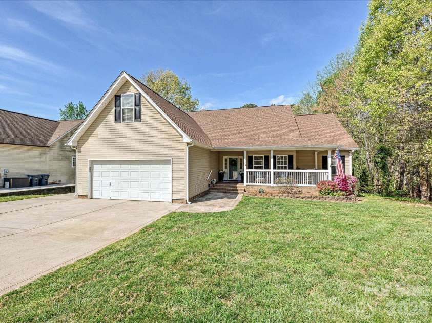 132 Gray Cliff Drive, Mooresville, NC 28117.  MLS# CAR4430883, YatesRealty ID 54741. Welcome Home!
