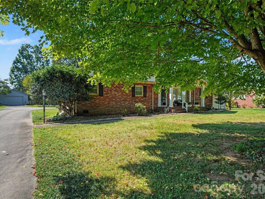 1410 36th Avenue Drive, Hickory, NC 28601.  MLS# CAR4431213, YatesRealty ID 54745. 