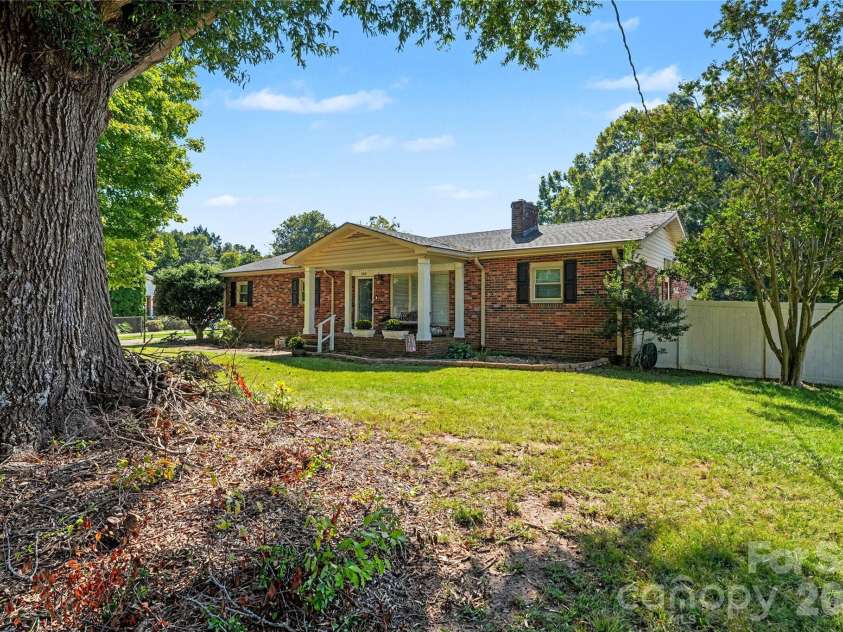 1410 36th Avenue Drive, Hickory, NC 28601.  MLS# CAR4431213, YatesRealty ID 54745. 