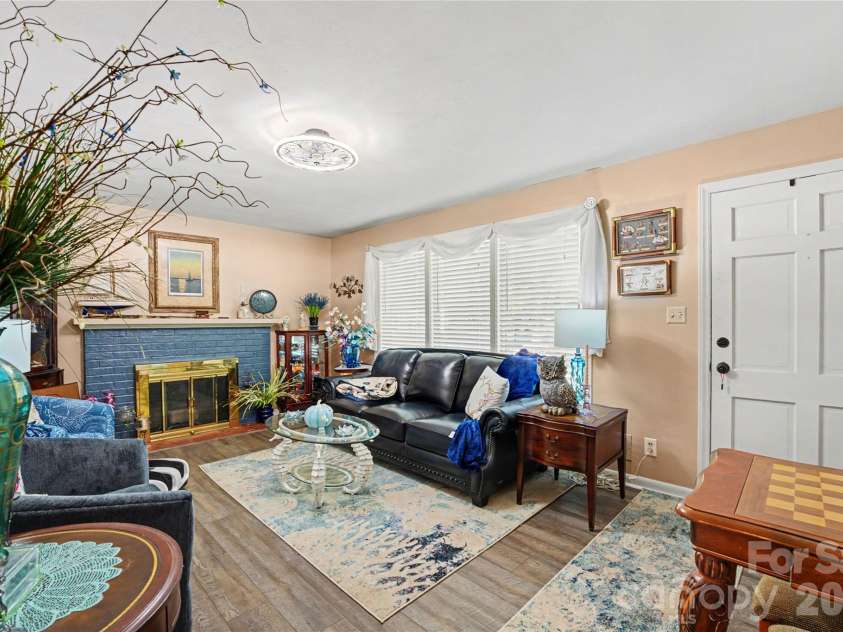 1410 36th Avenue Drive, Hickory, NC 28601.  MLS# CAR4431213, YatesRealty ID 54745. 