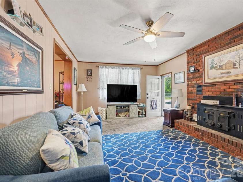 1410 36th Avenue Drive, Hickory, NC 28601.  MLS# CAR4431213, YatesRealty ID 54745. 