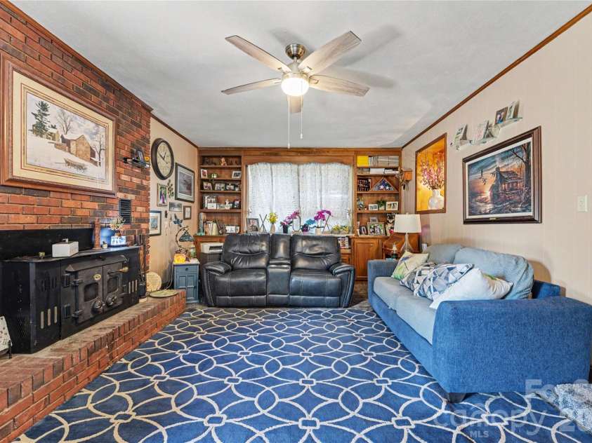 1410 36th Avenue Drive, Hickory, NC 28601.  MLS# CAR4431213, YatesRealty ID 54745. 