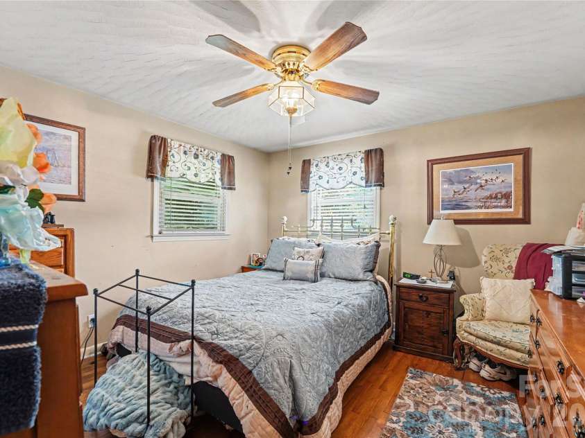 1410 36th Avenue Drive, Hickory, NC 28601.  MLS# CAR4431213, YatesRealty ID 54745. 