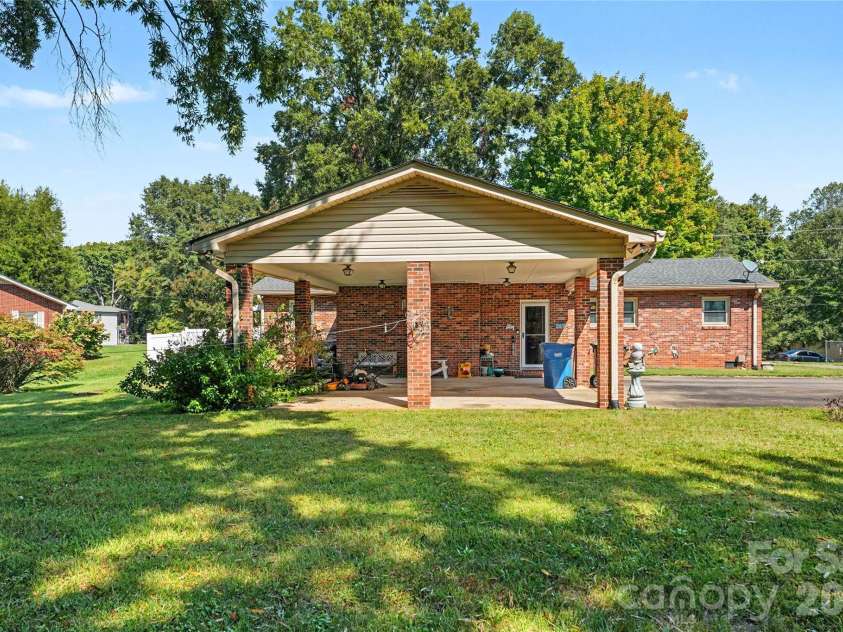 1410 36th Avenue Drive, Hickory, NC 28601.  MLS# CAR4431213, YatesRealty ID 54745. 