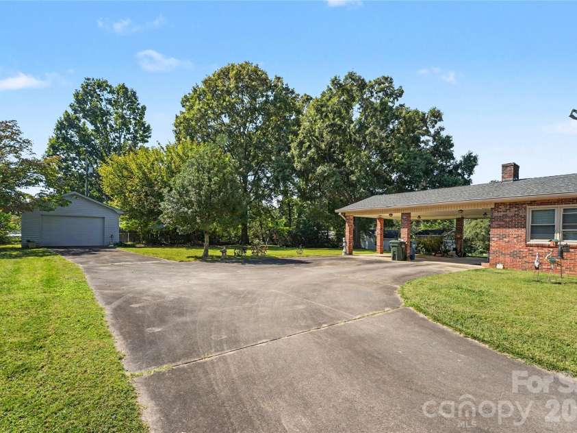 1410 36th Avenue Drive, Hickory, NC 28601.  MLS# CAR4431213, YatesRealty ID 54745. 