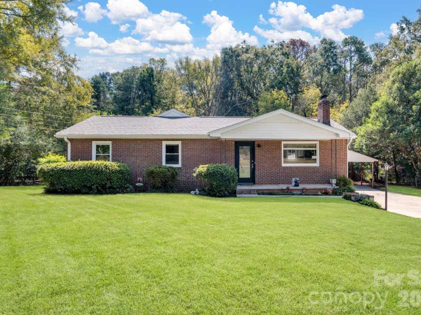 2010 Pine Top Drive, Gastonia, NC 28054.  MLS# CAR4427681, YatesRealty ID 54755. 