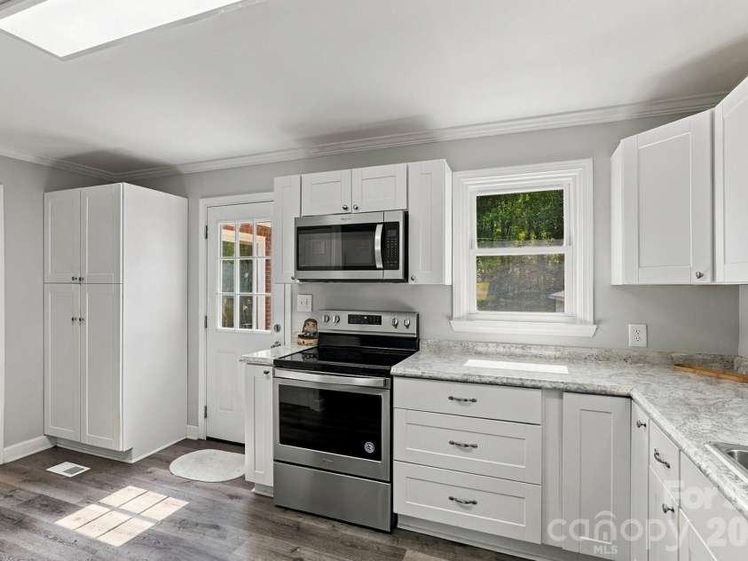2010 Pine Top Drive, Gastonia, NC 28054.  MLS# CAR4427681, YatesRealty ID 54755. 