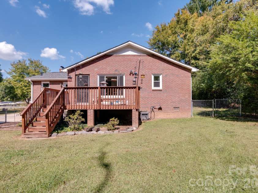 2010 Pine Top Drive, Gastonia, NC 28054.  MLS# CAR4427681, YatesRealty ID 54755. 