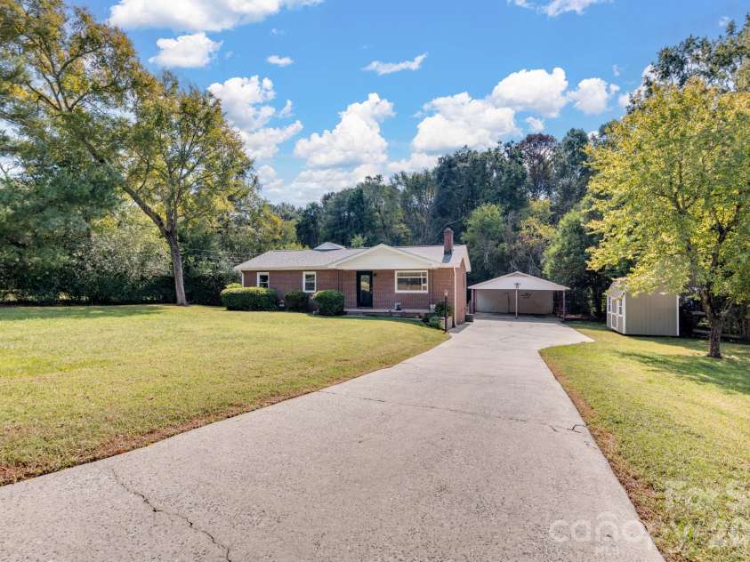 2010 Pine Top Drive, Gastonia, NC 28054.  MLS# CAR4427681, YatesRealty ID 54755. 