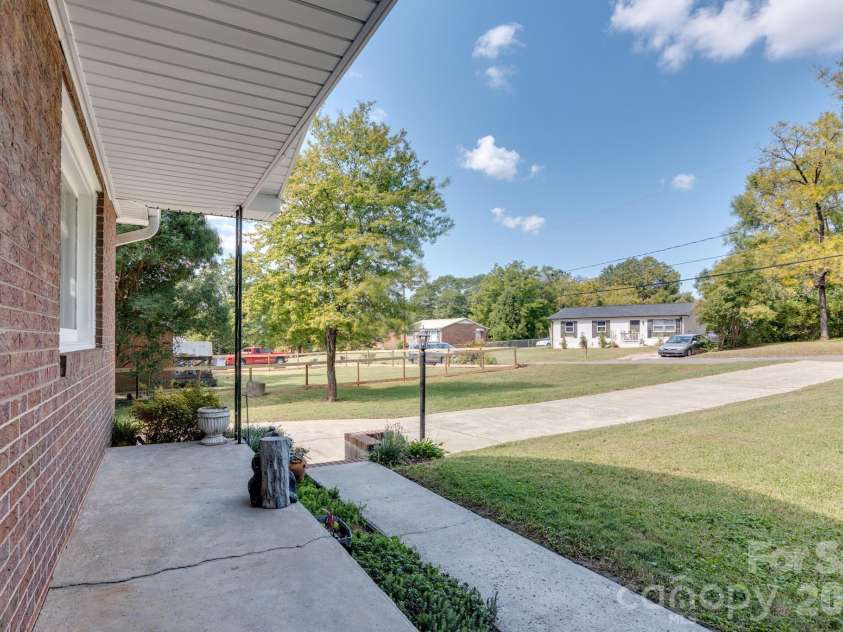 2010 Pine Top Drive, Gastonia, NC 28054.  MLS# CAR4427681, YatesRealty ID 54755. 