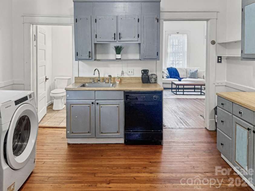 18 Wood Avenue, Asheville, NC 28803.  MLS# CAR4423154, YatesRealty ID 54757. 