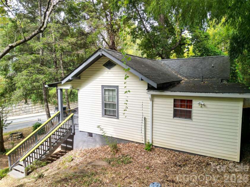 18 Wood Avenue, Asheville, NC 28803.  MLS# CAR4423154, YatesRealty ID 54757. 