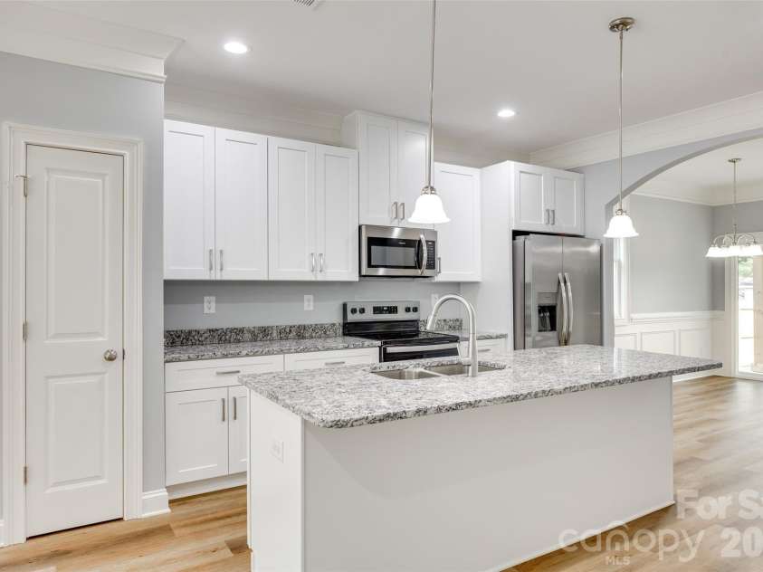 500 Dawn Circle, Charlotte, NC 28213.  MLS# CAR4430890, YatesRealty ID 54759. 