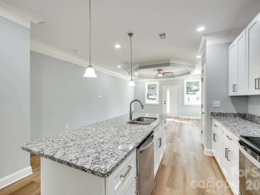500 Dawn Circle, Charlotte, NC 28213.  MLS# CAR4430890, YatesRealty ID 54759. 