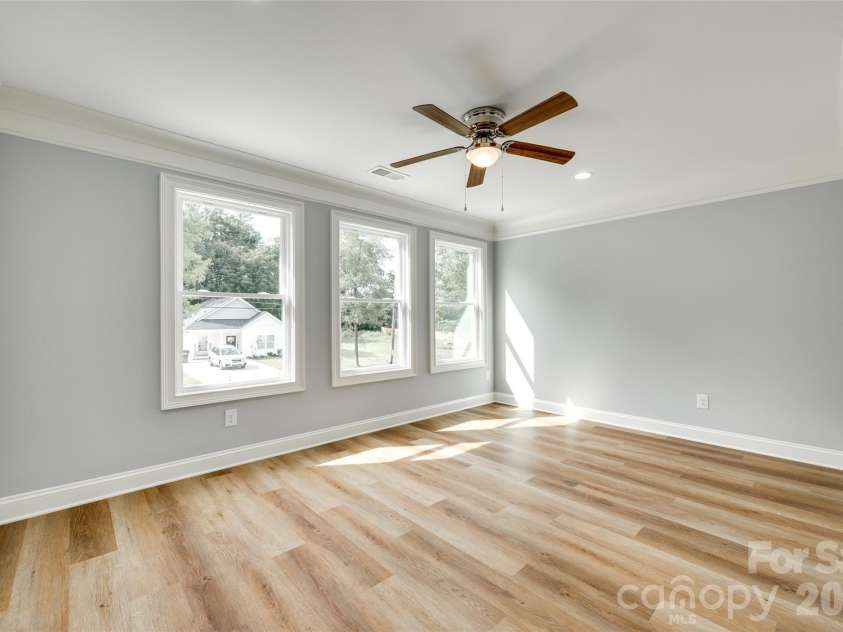 500 Dawn Circle, Charlotte, NC 28213.  MLS# CAR4430890, YatesRealty ID 54759. 