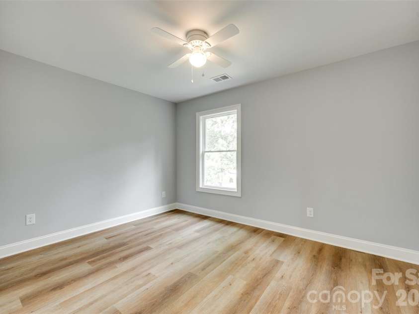500 Dawn Circle, Charlotte, NC 28213.  MLS# CAR4430890, YatesRealty ID 54759. 