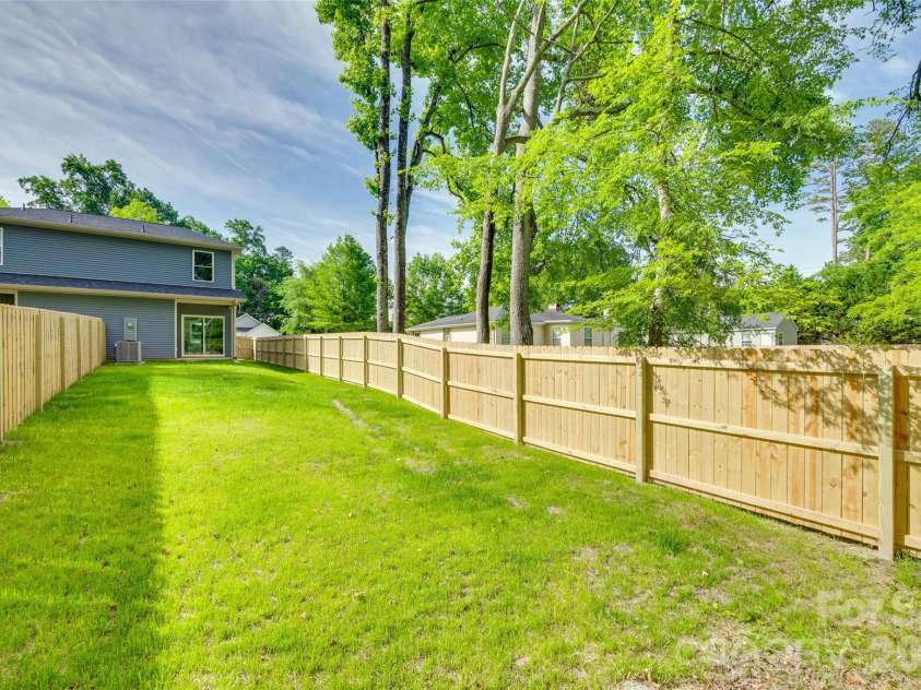 500 Dawn Circle, Charlotte, NC 28213.  MLS# CAR4430890, YatesRealty ID 54759. 