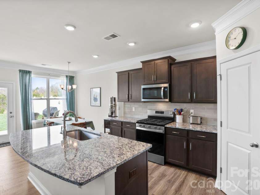 265 Fox Cove Road, Hendersonville, NC 28792.  MLS# CAR4356142, YatesRealty ID 5476. Spacious chefs kitchen with granite countertops