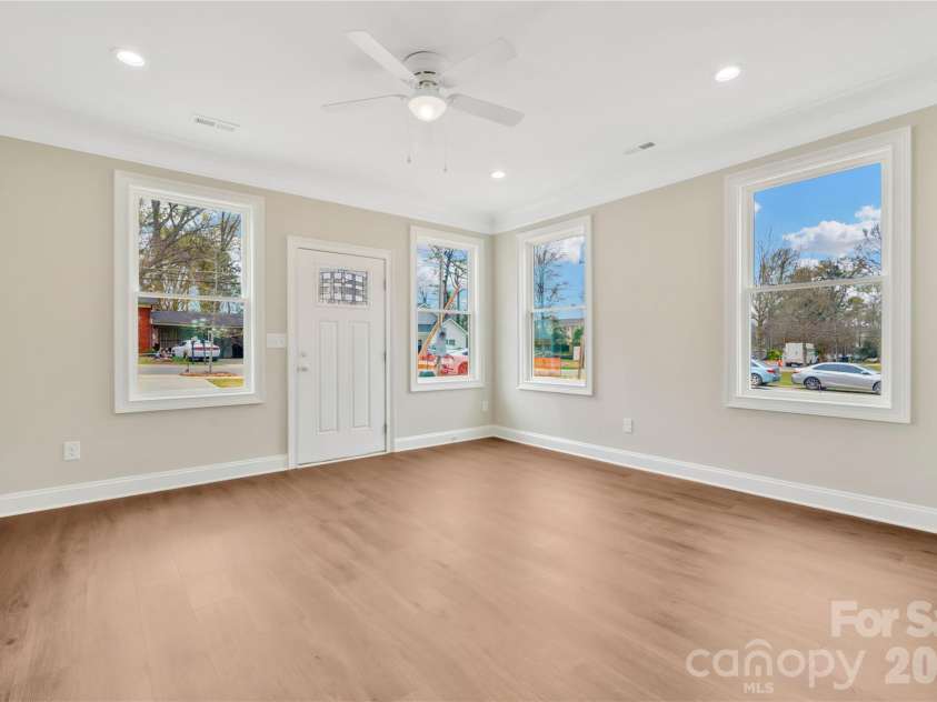 452 Dawn Circle, Charlotte, NC 28213.  MLS# CAR4430090, YatesRealty ID 54760. 