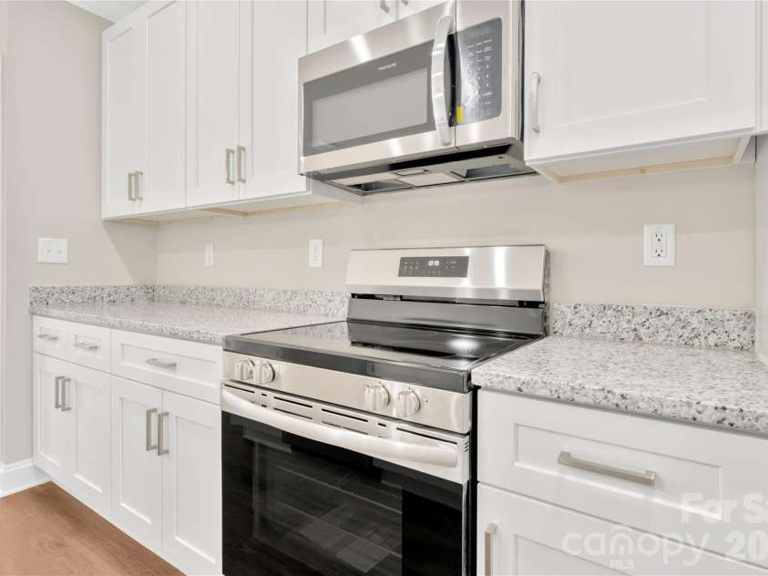 452 Dawn Circle, Charlotte, NC 28213.  MLS# CAR4430090, YatesRealty ID 54760. 