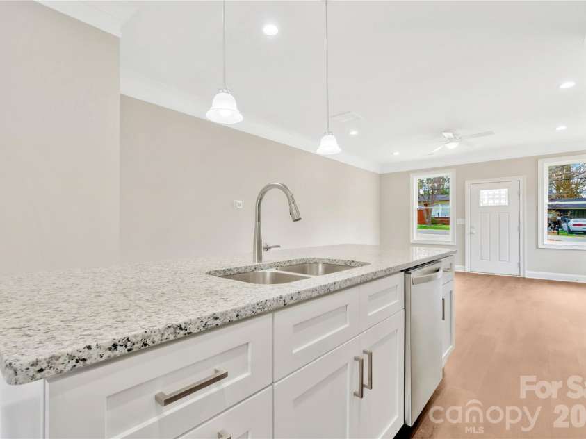 452 Dawn Circle, Charlotte, NC 28213.  MLS# CAR4430090, YatesRealty ID 54760. 