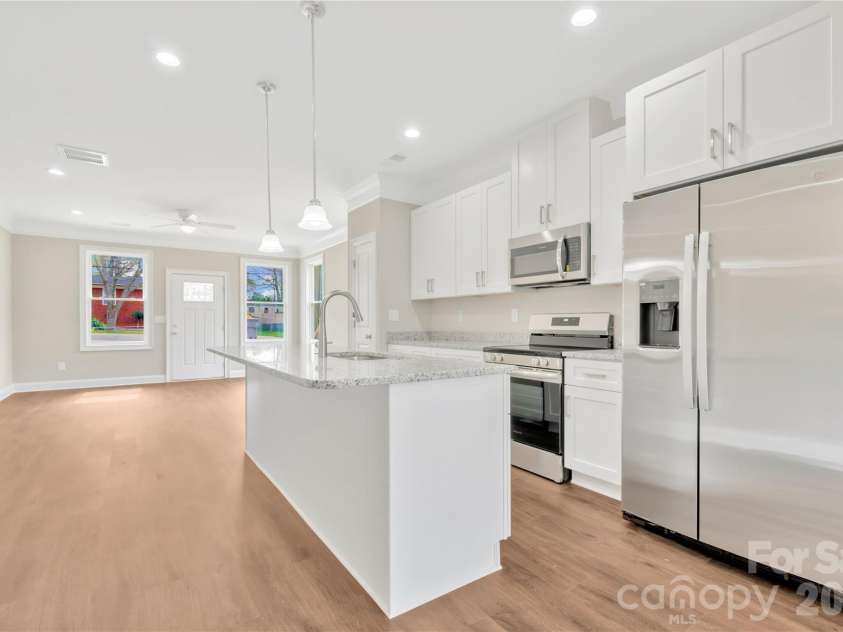 452 Dawn Circle, Charlotte, NC 28213.  MLS# CAR4430090, YatesRealty ID 54760. 