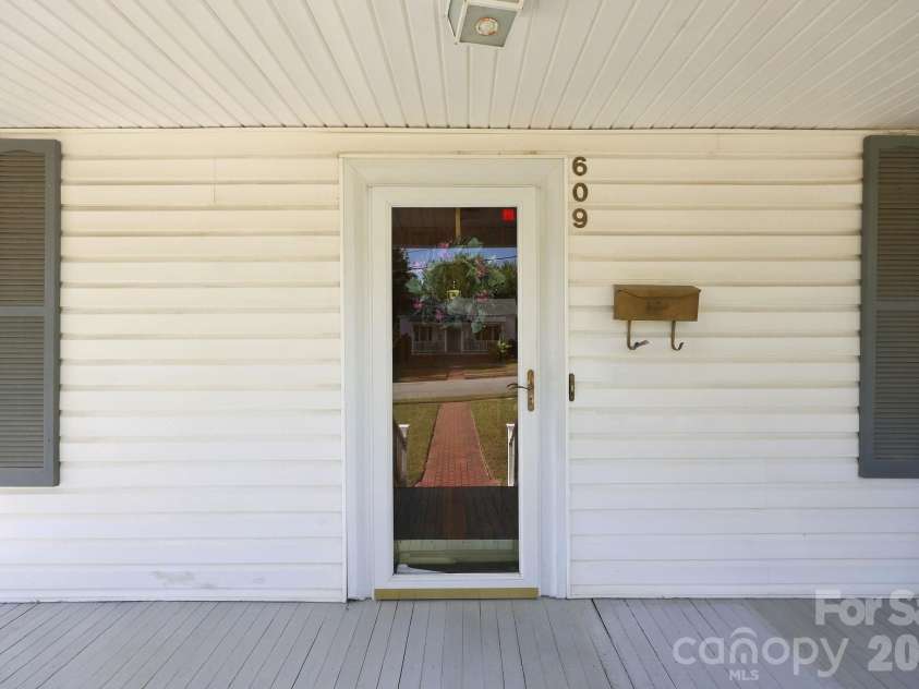 609 Poplar Avenue, Kannapolis, NC 28081.  MLS# CAR4430979, YatesRealty ID 54762. 