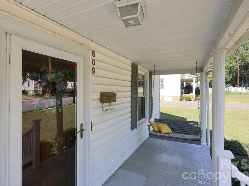 609 Poplar Avenue, Kannapolis, NC 28081.  MLS# CAR4430979, YatesRealty ID 54762. 