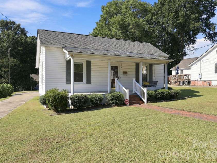609 Poplar Avenue, Kannapolis, NC 28081.  MLS# CAR4430979, YatesRealty ID 54762. 