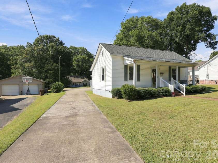 609 Poplar Avenue, Kannapolis, NC 28081.  MLS# CAR4430979, YatesRealty ID 54762. 
