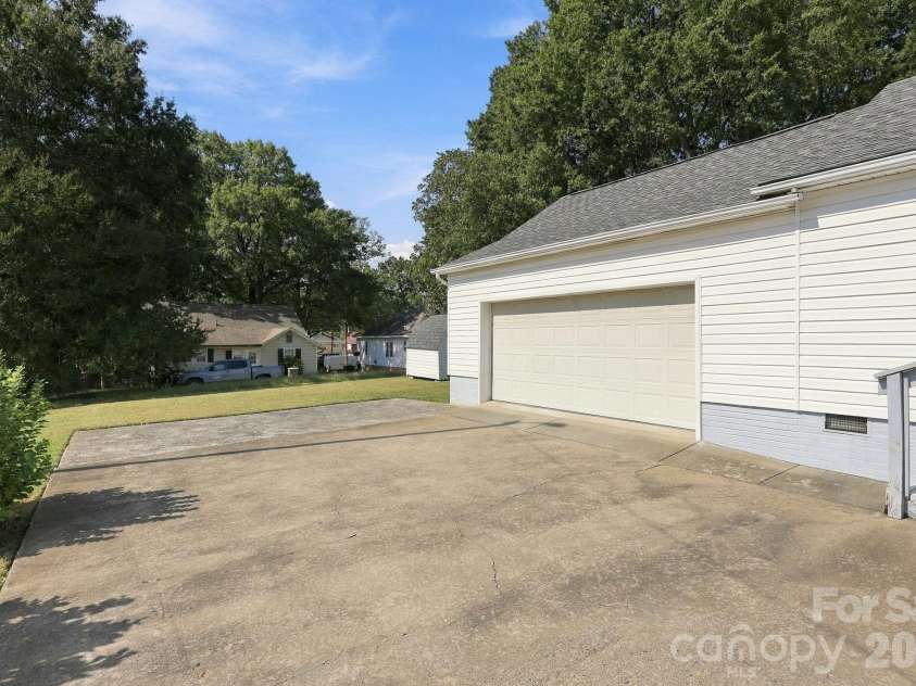 609 Poplar Avenue, Kannapolis, NC 28081.  MLS# CAR4430979, YatesRealty ID 54762. 