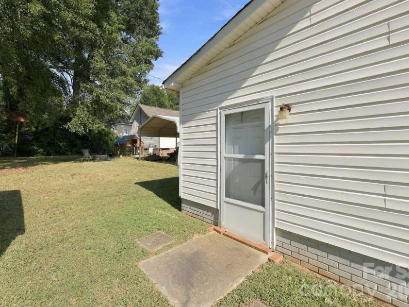 609 Poplar Avenue, Kannapolis, NC 28081.  MLS# CAR4430979, YatesRealty ID 54762. 