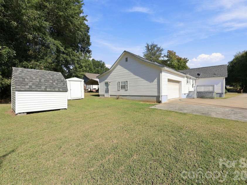 609 Poplar Avenue, Kannapolis, NC 28081.  MLS# CAR4430979, YatesRealty ID 54762. 