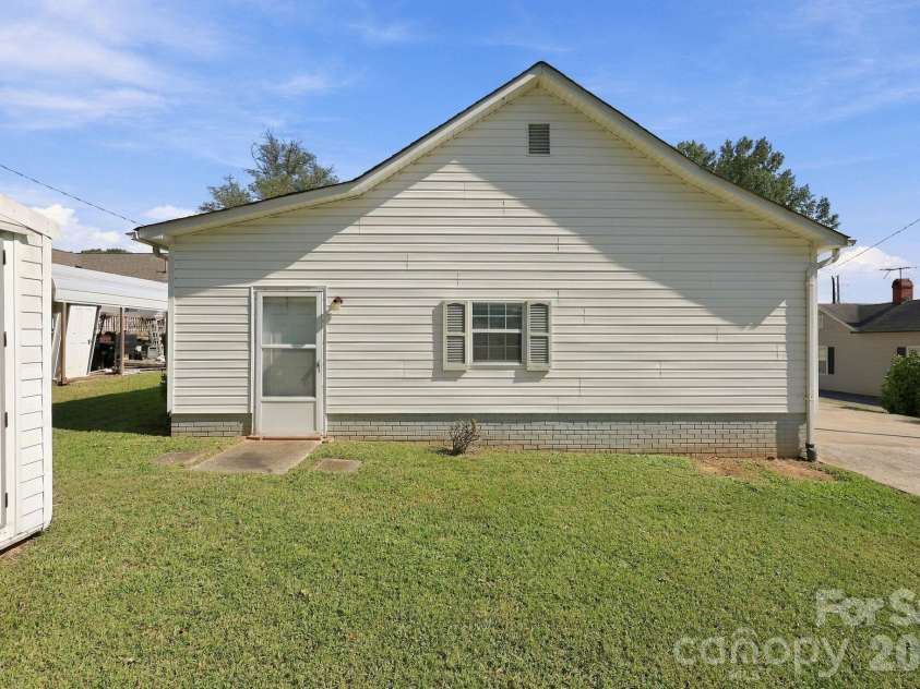 609 Poplar Avenue, Kannapolis, NC 28081.  MLS# CAR4430979, YatesRealty ID 54762. 